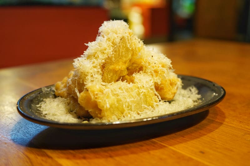 蓮根の天ぷらにチーズがのっている