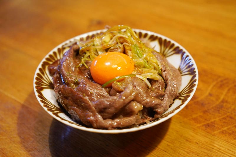 卵黄がのった牛丼