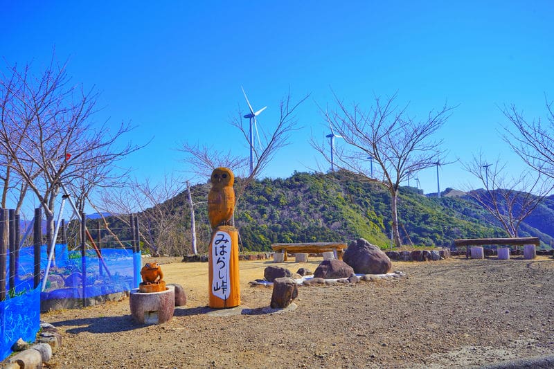 風力発電の風車と山