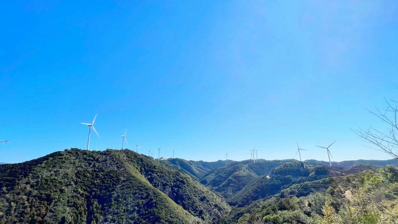 山々にある風力発電の風車