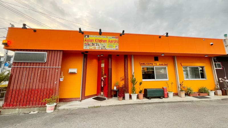 オレンジ色の建物の店舗